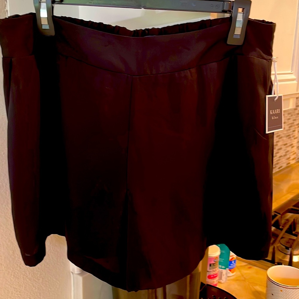 Kaari blue Lined dress shorts in black. L nwt pull on with elastic back waist